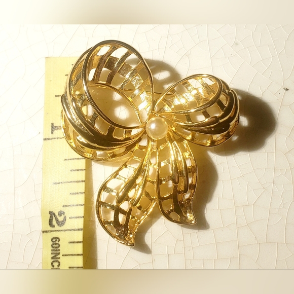 Fancy vintage gold filigree bow with faux pearl  brooch - Picture 4 of 8